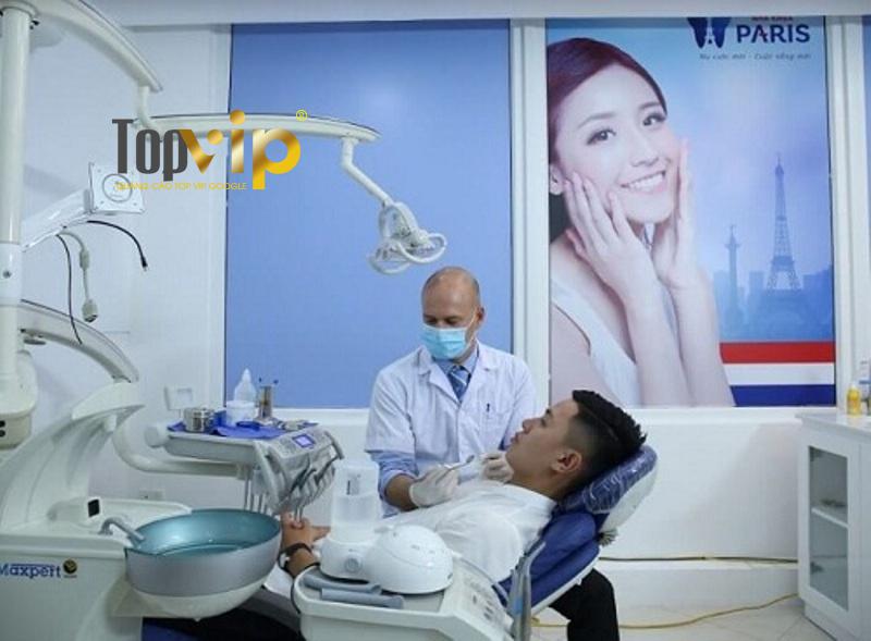 Khách hàng trám răng tại Nha khoa Paris