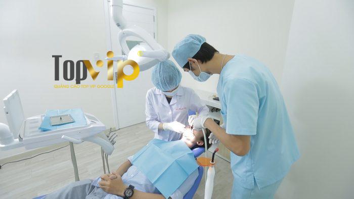 Bác sĩ tiến hành trám răng thẩm mỹ tại phòng phẫu thuật hiện đại