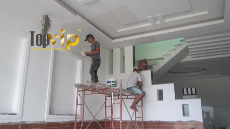Nhân công của Vincoland đang sửa chữa lại căn nhà